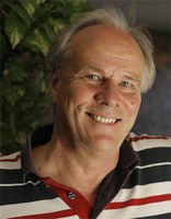 Hans Christoph Buch, b. 1944, is a German writer and journalist. He is regarded as one of the leading German travel writers and intellectuals with regard to post-colonialism and literature. He taught German literature in New York, Texas, California, Havana, Buenos Aires, Beijing and Shanghai, published reportages from war and conflict regions as well as a novel trilogy about Haiti. His autobiographical novel Sechs Arten das Eis zu brechen was published in July 2016.

Hans Christoph Buch, geb. 1944, ist ein deutscher Schriftsteller und Journalist. Er gilt als einer der bedeutendsten deutschen ReiseschriftstellerInnen und Intellektuellen in Bezug auf Literatur und Postkolonialismus. Er unterrichtete deutsche Literatur in New York, Texas, Kalifornien, Havanna, Buenos Aires, Peking und Schanghai, publizierte Reportagen aus Kriegs- und Krisengebieten sowie eine Romantrilogie über Haiti. Sein autobiographischer Roman Sechs Arten das Eis zu brechen erschien im Juli 2016.