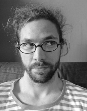 Ondřej Buddeus, b. 1984, is a Czech writer, translator and editor. In the Czech Republic and abroad he has appeared with various event formats. He regularly collaborates with other artists and tries to place poetic texts in an “extended field”. In the context of his literary project a me, published both as a book and online, he developed a multimedia theatre performance as well as installation (Steirischer Herbst 2012). In autumn 2016, his graphic novel Kopf im Kopf will be published in German translation.

Ondřej Buddeus, geb. 1984, ist ein tschechischer Schriftsteller, Übersetzer und Herausgeber. Mit unterschiedlichen Veranstaltungsformaten tritt er in Tschechien und im Ausland auf. Regelmäßig arbeitet er mit anderen KünstlerInnen zusammen und versucht dichterische Texte im „erweiterten Feld“ zu platzieren. Im Rahmen seines literarischen Projekts a me – erschienen sowohl als Buch wie auch online – entwickelte er eine multimediale Theateraufführung sowie eine Installation (Steirischer Herbst 2012). Sein Graphic Novel Kopf im Kopf erscheint im Herbst 2016 in deutscher Übersetzung.
