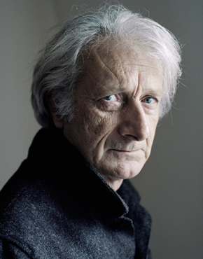 Patrick Deville studied comparative literature and philosophy at the university of Nante. During the 1980s he lived in the Middle East, in Nigeria and Algeria. In the 1990s he visited Cuba, Uruguay, Latin America as well as some of the ex-Jugoslav countries. These trips constituted the base for his literary work. Deville founded and ran Maison des écrivains étrangers et des traducteurs and its magazíne Meet.

Patrick Deville studierte Vergleichende Literaturwissenschaften und Philosophie an der Universität Nantes. Er lebte in den 1980er Jahren im Nahen Osten, in Nigeria und Algerien. In den 1990er Jahren besuchte er Cuba, Uruguay, Mittelamerikanische Staaten und Staaten des ehemaligen Ostblocks. Diese Reisen sind ein Ausgangspunkt für seine literarische Produktion. Deville gründete und leitet das Maison des écrivains étrangers et des traducteurs in Saint-Nazaire und dessen Zeitschrift Meet.

Participant of the European Literature Days 2015.
Teilnehmer der Europäischen Literaturtage 2015.