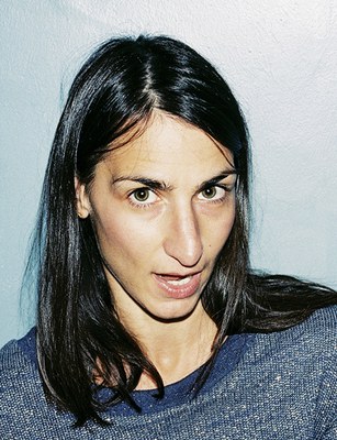 Ilinca Florian, b. 1983 in Bucharest and now living in Berlin, is a German-speaking writer. She worked for the Berlin Grips Theatre and is a director of short and documentary films. Her debut novel Als wir das Lügen lernten was published in spring 2018.