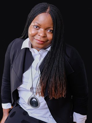 Petina Gappah, b. 1971, is a Zimbabwean lawyer and author who writes in English. She studied law at the University of Zimbabwe, University of Cambridge and achieved her doctorate at Graz University. She works as a lawyer and journalist in Geneva. In 2009 Gappah published An Elegy for Easterly, a volume of short stories that was nominated for the Frank O’Connor International Short Story Award and received the Guardian First Book Award.

Petina Gappah, geb. 1971, ist eine simbabwische Juristin und Autorin, die in englischer Sprache schreibt. Sie studierte Rechtswissenschaften an der University of Zimbabwe, der University of Cambridge und promovierte an der Universität Graz. Sie arbeitet als Juristin und Journalistin in Genf. Gappah veröffentlichte 2009 mit An Elegy for Easterly einen Band mit Kurzgeschichten, der für den Frank O’Connor International Short Story Award nominiert wurde und den Guardian First Book Award erhielt.
