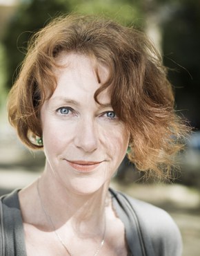 Ulrike Guérot, b. 1964, is a German political scientist and Director of the Berlin office of the European Council on Foreign Relations (ECFR). In 2013 she co-authored with Robert Menasse a manifesto on founding Europe as a Republic. The manifesto is linked to an appeal for a different Europe and signatories include Thomas Piketty, Ernst Ulrich von Weizsäcker and Gesine Schwan. In September 2014, together with Victoria Kupsch, she set up the European Democracy Lab based at the European School of Governance in Berlin. The specialist focus is the study of issues concerning European democracy. She was awarded the French Ordre national du Mérite for her commitment to European integration.

Ulrike Guérot, geb. 1964, ist eine deutsche Politikwissenschafterin. Sie leitete u.a. das Berliner Büro des European Council on Foreign Relations (ECFR). 2013 veröffentlichte sie mit Robert Menasse ein Manifest zur Gründung einer Europäischen Republik. Das Manifest ist verknüpft mit einem Aufruf für ein anderes Europa und wurde u.a. von Thomas Piketty, Ernst Ulrich von Weizsäcker und Gesine Schwan unterzeichnet. 2014 gründete sie zusammen mit Victoria Kupsch das European Democracy Lab, das an der European School of Governance in Berlin angesiedelt ist, um sich verstärkt mit Fragen der europäischen Demokratie zu beschäftigen. Für ihr Engagement für die europäische Integration wurde sie zum Ritter des französischen Ordre national du Mérite ernannt. Ulrike Guérot wurde im April 2016 als Universitätsprofessorin für Europapolitik und Demokratieforschung an die Donau-Universität Krems berufen.