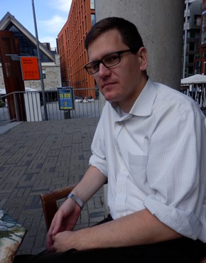Peeter Helme, b. 1978, is an Estonian writer, literary critic and translator. In autumn 2015 his novel Am Ende der gestohlenen Zeit was published in German translation.

Peeter Helme, geb. 1978, ist ein estnischer Schriftsteller, Literaturkritiker und Übersetzer. Im Herbst 2016 erscheint sein Roman Am Ende der gestohlenen Zeit in deutscher Übersetzung.