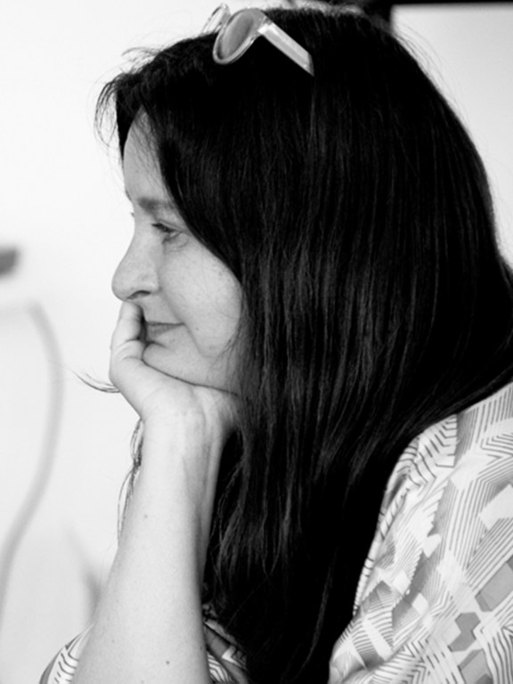 Helena Janeczek, geb. 1964, ist eine deutsch italienische Schriftstellerin, jüdisch polnischer Herkunft. Ihr dritter Roman La ragazza con la Leica erhielt 2018 den wichtigsten italienischen Literaturpreis, den Premio Strega. Zuletzt auf Deutsch erschienen: Das Mädchen mit der Leica, 2019.
„Der deutsch-italienischen Autorin Helena Janeczek gelingt mit ihrem neuen Roman „La ragazza con la Leica“ („Das Mädchen mit der Leica“) der Sprung auf Platz 1 der italienischen Bestsellerliste. Das Buch wurde kürzlich mit dem Premio Strega ausgezeichnet. Janeczek erhielt die begehrte Trophäe als erste Frau innerhalb von 15 Jahren.“
Buchreport

 

Helena Janeczek, b. 1964, is German-Italian writer from a Jewish and Polish family. In 2018, her third novel La ragazza con la Leica (“The Girl with the Leica”) was awarded the most prestigious Italian literary prize, the Premio Strega. Her most recent book in German: Das Mädchen mit der Leica, 2019.
“The German-Italian writer Janeczek and her latest novel ‘La ragazza con la Leica’ (‘The Girl with the Leica’) jumped to the top of the Italian bestseller list. The book was recently awarded the Strega Prize. Janeczek was the first woman in 15 years to receive the coveted trophy.”
Buchreport