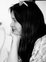 Helena Janeczek, geb. 1964, ist eine deutsch italienische Schriftstellerin, jüdisch polnischer Herkunft. Ihr dritter Roman La ragazza con la Leica erhielt 2018 den wichtigsten italienischen Literaturpreis, den Premio Strega. Zuletzt auf Deutsch erschienen: Das Mädchen mit der Leica, 2019.
„Der deutsch-italienischen Autorin Helena Janeczek gelingt mit ihrem neuen Roman „La ragazza con la Leica“ („Das Mädchen mit der Leica“) der Sprung auf Platz 1 der italienischen Bestsellerliste. Das Buch wurde kürzlich mit dem Premio Strega ausgezeichnet. Janeczek erhielt die begehrte Trophäe als erste Frau innerhalb von 15 Jahren.“
Buchreport

 

Helena Janeczek, b. 1964, is German-Italian writer from a Jewish and Polish family. In 2018, her third novel La ragazza con la Leica (“The Girl with the Leica”) was awarded the most prestigious Italian literary prize, the Premio Strega. Her most recent book in German: Das Mädchen mit der Leica, 2019.
“The German-Italian writer Janeczek and her latest novel ‘La ragazza con la Leica’ (‘The Girl with the Leica’) jumped to the top of the Italian bestseller list. The book was recently awarded the Strega Prize. Janeczek was the first woman in 15 years to receive the coveted trophy.”
Buchreport