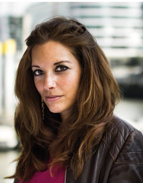 Rasha Khayat, b. 1978 in Dortmund, is a German-Arabic writer, translator and editor. She grew up in Jeddah, Saudi Arabia, and studied comparative literature, German Studies and philosophy in Bonn. Since 2005 she has lived in Hamburg. Her first novel, Weil wir längst woanders sind, was published in spring 2016.

Rasha Khayat, geb. 1978 in Dortmund, ist eine deutsch-arabische Schriftstellerin, Übersetzerin und Lektorin. Sie wuchs in Djidda, Saudi-Arabien auf, studierte Vergleichende Literaturwissenschaften, Germanistik und Philosophie in Bonn. Seit 2005 lebt sie in Hamburg. Im Frühjahr 2016 erschien ihr erster Roman Weil wir längst woanders sind.