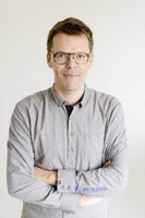 Markus Köhle, born 1975,  is an Austrian writer, literary activist and slamer. http://mkoehle.backlab.at/

Markus Köhle (*1975 Nassereith, Tirol) studierte Germanistik und Romanistik. Seit 2001 ist er literarisch, literaturkritisch, literaturwissenschaftlich und auch als Literaturveranstalter im In- und Ausland aktiv. Seit 2004 lebt und arbeitert er in Wien. Zahlreiche Bücher, zuletzt: Jammern auf hohem Niveau. Ein Barhocker-Oratorium. Sonderzahl (2017), Nebelrolle. Korrespondenzpoesie. Edition Yara (2018). www.autohr.at
