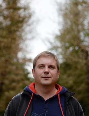 b. 1981, is a Russian writer. Lebedew’s newspaper as a contributing journalist was banned during the Ukrainian conflict. His novel Menschen im August/People in August was rejected by Russian publishers for a long time. The German edition was the world premiere; it became a bestseller in the US and was then published in 2016 in Russia. 
“In Russia, he was fighting a losing battle as an investigative journalist, so he became a writer. In his books, he follows up his country’s recent history as though he were a poisonous snake.”
Per Leo, Frankfurter Allgemeine Zeitung
