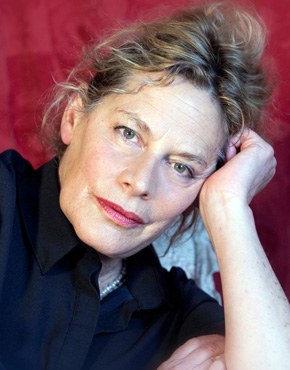 Deborah Levy, b. 1959 in South Africa, is a British writer. Following several novels, she works as a playwright and author of screenplays. Several of her works have been staged by the Royal Shakespeare Company. Her  first book in German Heim schwimmen/Swimming Home captured international headlines and was among the  finalists for the Man Booker Prize in 2012. »Deborah Levy writes stories where the contemporary and the uncanny become indistinguishable.«
Andreas Schäfer, DIE ZEIT