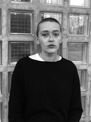 Enis Maci, b. 1993, is a German writer. Her play »Mitwisser» was awarded the Hans-Gratzer Scholarship 2017 and premiered at the Schauspielhaus Wien in 2018.  In the season 18/19 Maci is a house writer at the Nationaltheater Mannheim. Recent publication: Eiscafé Europa, 2018.

 „‘Eiscafé Europa' is a wild reef where all sorts of things are planted: The article discussions of Wikipedia, language and myths of her Albanian family, the appearances of young identitarians, her own youth in Gelsenkirchen, remarkably unknown poets..."
Süddeutsche Zeitung