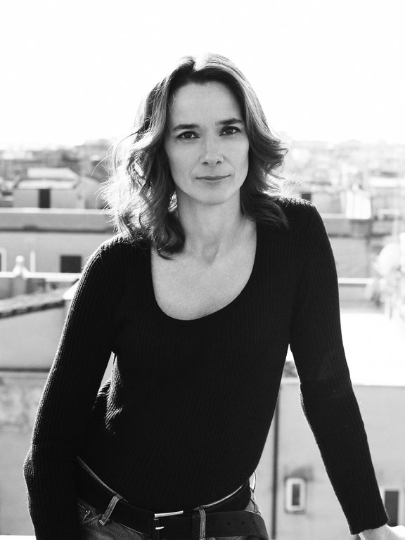 Francesca Melandri, geb. 1964, ist eine italienische Schriftstellerin. Sie schrieb zahlreiche Drehbücher für Filme und Fernsehserien. Ihr dritter Roman Alle außer mir war ein internationaler Bestseller. Zuletzt auf Deutsch erschienen: Alle außer mir, 2018.
“ Francesca Melandris Roman ‚Alle außer mir‘  ist gerade Italiens Exportschlager. Die Autorin dringt darin tief in die koloniale Geschichte des Landes ein und sagt, sie habe etwas Grundlegendes verstanden − den Unterschied zwischen Xenophobie und Rassismus.“
Andrea Gerk, ARD, Deutschlandfunk

 

Francesca Melandri, b. 1964, is an Italian writer. She has written numerous screenplays for films and television series. Her third novel, Alle, außer mir, was an international bestseller. Her latest book in German: Alle, außer mir, 2018.
“Francesca Melandri’s novel ‘Alle, außer mir’ is Italy’s export hit. The writer delves deep into the country’s colonial past and says that she has understood something fundamental – the difference between xenophobia and racism.”
Andrea Gerk, ARD, Deutschlandfunk