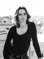 Francesca Melandri, geb. 1964, ist eine italienische Schriftstellerin. Sie schrieb zahlreiche Drehbücher für Filme und Fernsehserien. Ihr dritter Roman Alle außer mir war ein internationaler Bestseller. Zuletzt auf Deutsch erschienen: Alle außer mir, 2018.
“ Francesca Melandris Roman ‚Alle außer mir‘  ist gerade Italiens Exportschlager. Die Autorin dringt darin tief in die koloniale Geschichte des Landes ein und sagt, sie habe etwas Grundlegendes verstanden − den Unterschied zwischen Xenophobie und Rassismus.“
Andrea Gerk, ARD, Deutschlandfunk

 

Francesca Melandri, b. 1964, is an Italian writer. She has written numerous screenplays for films and television series. Her third novel, Alle, außer mir, was an international bestseller. Her latest book in German: Alle, außer mir, 2018.
“Francesca Melandri’s novel ‘Alle, außer mir’ is Italy’s export hit. The writer delves deep into the country’s colonial past and says that she has understood something fundamental – the difference between xenophobia and racism.”
Andrea Gerk, ARD, Deutschlandfunk