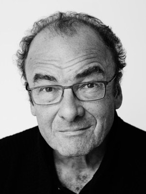 Robert Menasse, b. 1954, is an Austrian novelist and essayist. He studied German Studies, philosophy and political science and taught at the University of São Paulo/ Brazil. Numerous literary prizes. Most recently, his widely acclaimed essay Der Europäische Landbote (2012) won the Friedrich Ebert Prize and Heinrich Mann Prize and lately the Prix du Livre Européen.

Robert Menasse, geb. 1954, ist ein österreichischer Romancier und Essayist. Er studierte Germanistik, Philosophie und Politikwissenschaft und lehrte an der Universität São Paulo/Brasilien. Er erhielt zahlreiche Auszeichnungen. Zuletzt ist sein viel diskutierter Essay Der Europäische Landbote (2012) erschienen, für den er u.a. den Friedrich- Ebert-Preis und den Heinrich-Mann-Preis und zuletzt den Prix du Livre Européen erhielt.