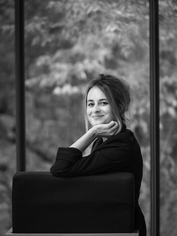 Teresa Präauer, geb. 1979, ist eine österreichische Schriftstellerin und Bildende Künstlerin. Ihr Werk wurde zahlreich ausgezeichnet, u.a. mit dem Erich Friedpreis 2017. Zuletzt erschienen: Tier werden, 2018.
„Ein verbales Feuerwerk, das leuchtet und funkelt bis zum Schluss.“
Konrad Holzer, Buchkultur

 

Teresa Präauer, b. 1979, is an Austrian writer and visual artist. Her work has received numerous awards including the Erich Fried Prize 2017. Recent publication: Tier werden, 2018.
“Verbal fireworks that illuminates and sparkles to the end.”
Konrad Holzer, Buchkultur