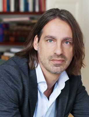 Richard David Precht, b. 1964, is a German philosopher and publicist. He is Honorary Professor of Philosophy at the Leuphana University of Lüneburg and the Hochschule für Musik Hanns Eisler music conservatory in Berlin. All his books were bestsellers and have been translated into more than forty languages. Since 2012, he hosts the philosophy show Precht on German TV channel ZDF.
