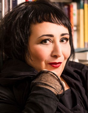 Julya Rabinowich, b. 1970, is an Austrian writer, playwright, artist and simultaneous interpreter, who lives in Vienna. She arrived in Vienna in 1977 from the Soviet Union. From 2006 to 2011, she worked as a simultaneous interpreter in psychotherapy- and psychiatric consultations with refugees for the Diakonie and the Hemayat, Centre for Survivors of War and Torture. Since 2012, she has contributed a weekly column for the newspaper Der Standard. In 2018, she was awarded the Friedrich Gerstäcker Prize for her novel Dazwischen: Ich.