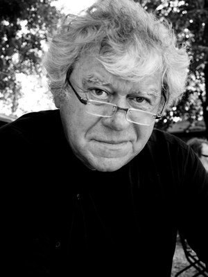 Tilman Spengler, geb.  1947, ist deutscher Sinologe, Schriftsteller und Journalist. Neben seiner akademischen Tätigkeit publiziert er u.a. regelmäßig in der Zeit, in Geo und der Woche. Er gilt als China-Experte und ist Politikberater. Seit 2009 moderiert er in BR-alpha die Reihe "Klassiker der Weltliteratur". 
„Wenn es um China geht, dann fragt man ihn: Der Schriftsteller Tilman Spengler liefert Expertise jenseits des Tunnelblicks.“
Frankfurter Allgemeine Zeitung

Tilman Spengler, b.  1947, is a German sinologist, writer and journalist. In addition to his academic activities, he publishes regular articles in Die Zeit, Geo and Die Woche. He is a respected expert on China and a political advisor. He has been a presenter since 2009 of the series “Classics of World Literature” on ARD-alpha (formerly BR-alpha).
“If you want to know about China, then just ask him: the writer Tilman Spengler offers expertise that goes beyond tunnel vision.”
Frankfurter Allgemeine Zeitung