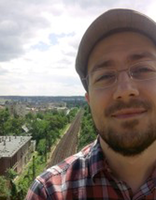László Szabolcs, born 1987 in Romania. Studies in Bucharest and Budapest. Short stories, essays, translations from Romanian and English, reviews for literary journals. Editor for Central European University Press and member of the József Attila Circle (JAK).

László Szabolcs, 1987 in Rumänien geboren, studierte in Bukarest und Budapest. Er schreibt Kurzgeschichten, Essays, Literaturkritiken und Übersetzungen aus dem Rumänischen ins Englische. Außerdem ist er Redakteur bei der Central European University Pres und Mitglied des József Attila Kreis (JAK).