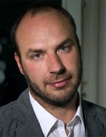 
Gorazd Trušnovec (b. 1973) has obtained an engineer's degree from Faculty of Architecture in Ljubljana, but is better known as film critic, essayist and screenwriter. He is experienced in the publishing field and was for six years an editor-in-chief of Ekran, the leading national magazine for film and television. He regularly contributes film criticism, essays and reviews to several Slovenian publications, attends film festivals (also as jury member) and is the president of Ljubljana based Urban Beekeeping Society.

Gorazd Trušnovec, geboren 1973, hat ein Architekturstudium in Ljubljana abgeschlossen. Bekannt ist er als Drehbuchautor, Filmkritiker und Essayist. Er war sechs jahre lang Chefredakteur von Ekran, der in Slowenien führenden Zeitschrift für Film und Fernsehen. Er schreibt regelmäßig Filmkritiken und ist Präsident der Urban Beekeeping Society in Ljubljana.

 (b. 1973) has obtained an engineer's degree from Faculty of Architecture in Ljubljana, but is better known as film critic, essayist and screenwriter. He is experienced in the publishing field and was for six years an editor-in-chief of Ekran, the leading national magazine for film and television. He regularly contributes film criticism, essays and reviews to several Slovenian publications, attends film festivals (also as jury member) and is the president of Ljubljana based Urban Beekeeping Society.

