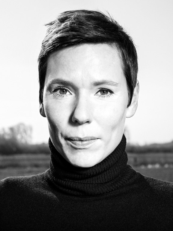 Annelies Verbeke , geb. 1976, ist eine flämische Schriftstellerin. Sie publiziert Romane, Kurzgeschichten, Theaterstücke und Drehbücher. Zuletzt auf Deutsch erschienen: Dreißig Tage, 2019
„‘Dreißig Tage‘ ist ein Dialog mit unseren seltsamen, unerbitterlichen Zeiten. Lest es langsam. Legt es beiseite. Lest es noch einmal.“
David van Reybrouck

Annelies Verbeke , b. 1976, is a Flemish writer. She publishes novels, short stories, plays and screenplays. Her most recent book in German: Dreißig Tage, 2019
“‘Dreißig Tage’ is a dialogue with our strange, unrelenting times. Read it slowly. Put it to one side. Read it again.”
David van Reybrouck