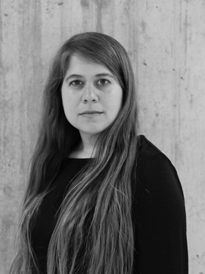 Julia von Lucadou, geb. 1982, ist eine deutsche Schriftstellerin, die in der Schweiz lebt. Sie arbeitete als Regieassistentin, Redakteurin beim Fernsehen und als Simulationspatientin. Zuletzt erschienen: Die Hochhausspringerin, 2018.
"Dieser Roman geht uns nah, weil er uns nicht nur zeigt, wohin wir in unserer digitalisierten Welt geraten könnten, sondern weil er uns erzählt, wo wir bereits sind."
Manfred Papst, NZZ am Sonntag

 

Julia von Lucadou, b. 1982, is a German writer living in Switzerland. She worked as an assistant producer, television editor and as a simulated patient. Recent publication: Die Hochhausspringerin, 2018.
“This novel touches us, because it not only shows us where we could get to in our digitized world, but because it tells us where we are already.”
Manfred Papst, NZZ am Sonntag