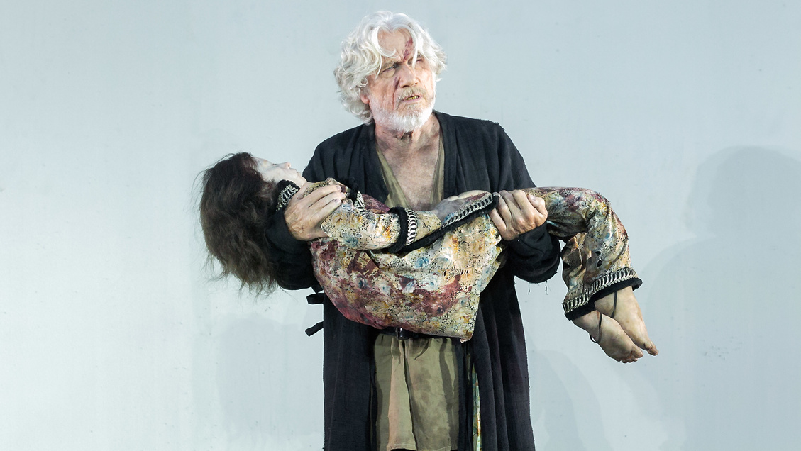 Hunnenkönig Etzel (Jürgen Prochnow) mit seinem toten Sohn Ortlieb (Puppe)