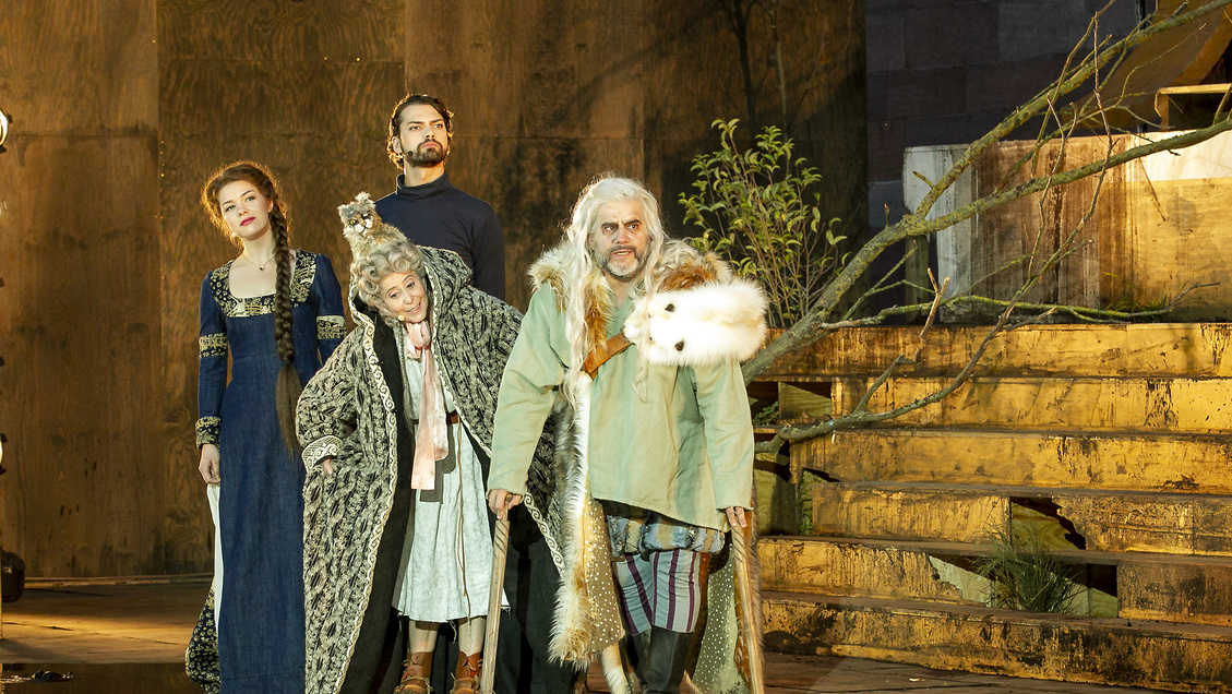 Ankunft der Niederländer v. l. Linn Reusse als Swanhild, Jimi Blue Ochsenknecht als Gunther, Karin Pfammatter als Königin Sieglinde und Bruno Cathomas als König Siegmund