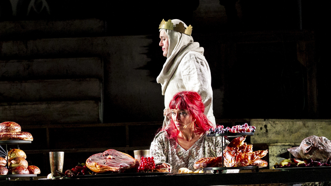 Wolfgang Pregler als Königsmutter Ute, Ursula Strauss als Brunhild