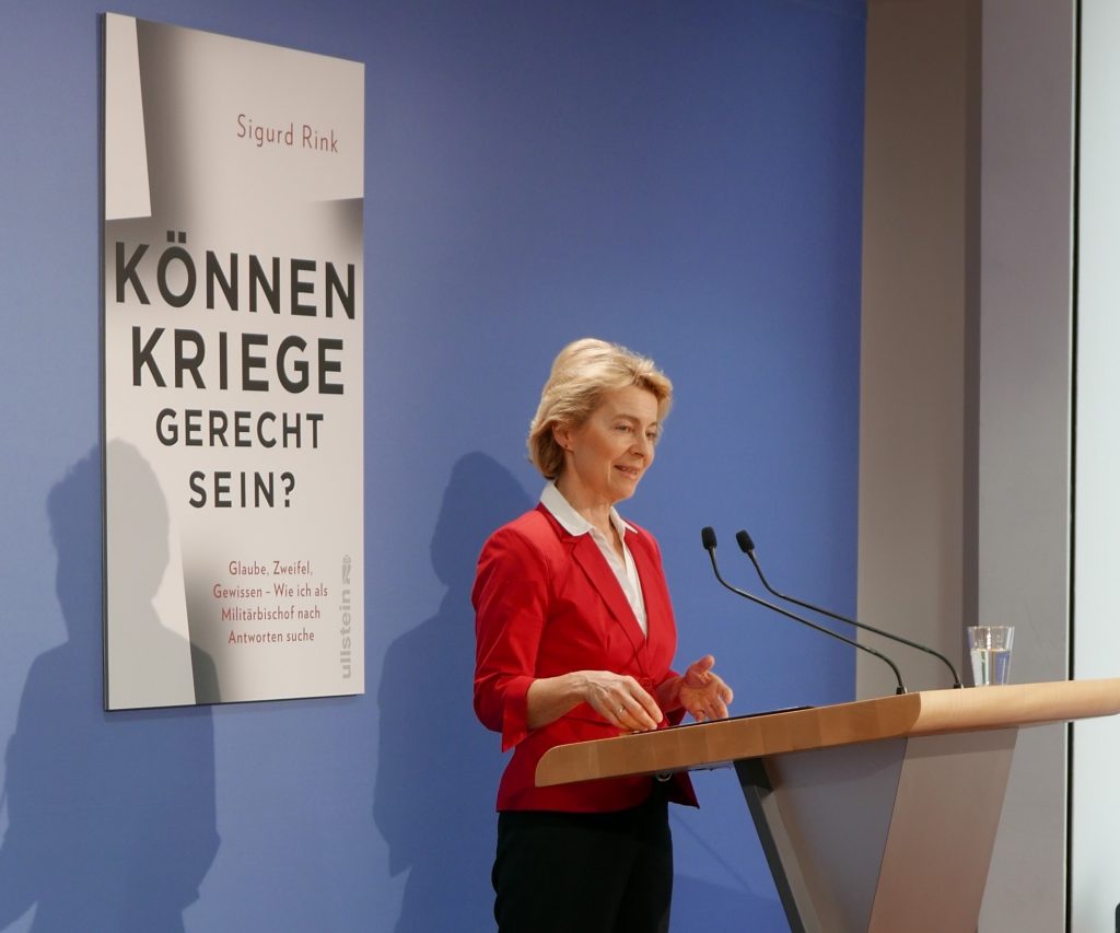 Ministerin am Rednerpult