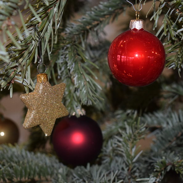 Weihnachtsbaum mit Weihnachtskugeln