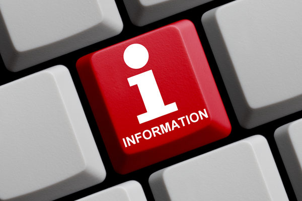 Eine rote Taste mit der Aufschrift Information auf einer Computertastatur