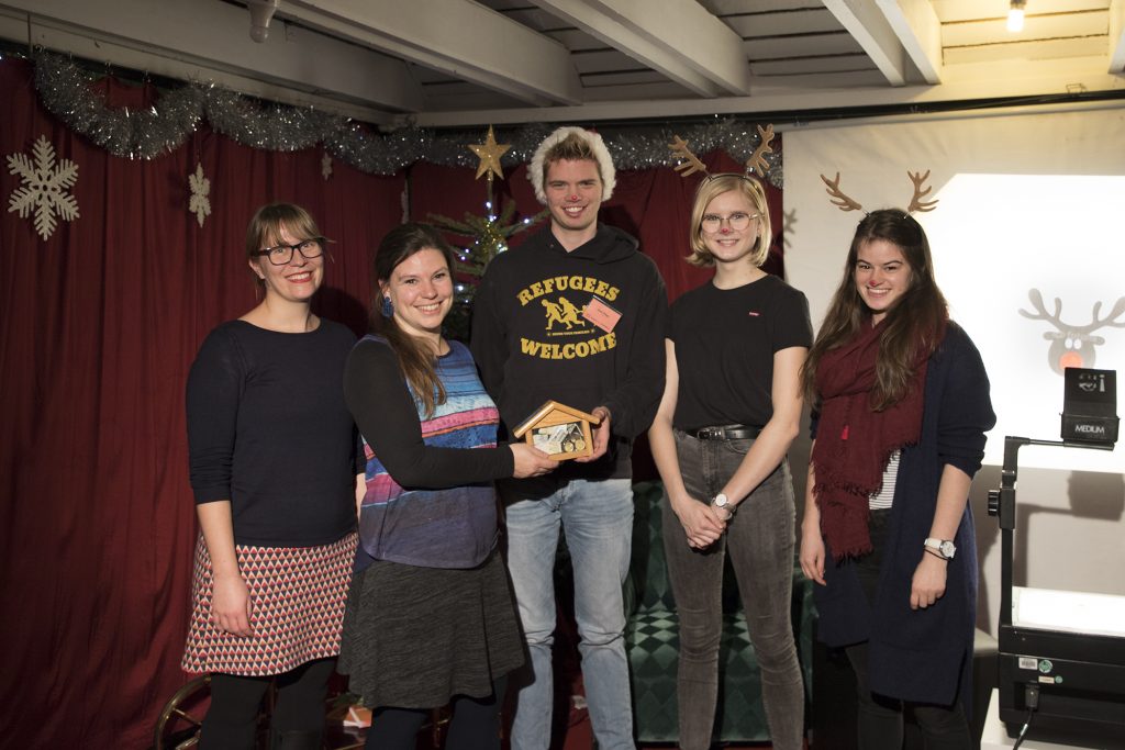 v.l.n.r. Viktoria Klawitter (Dramaturgin und Stellvertretende Leiterin Junges Theater), Eva Hasel (Kinderschutzbund Heidelberg), Sven Timpe (FSJler Junges Theater), Hannah Beese (FSJlerin Junges Theater), Benita Heiler FSJlerin (Musiktheater- und Konzertpädagogik); Foto: Sebastian Bühler