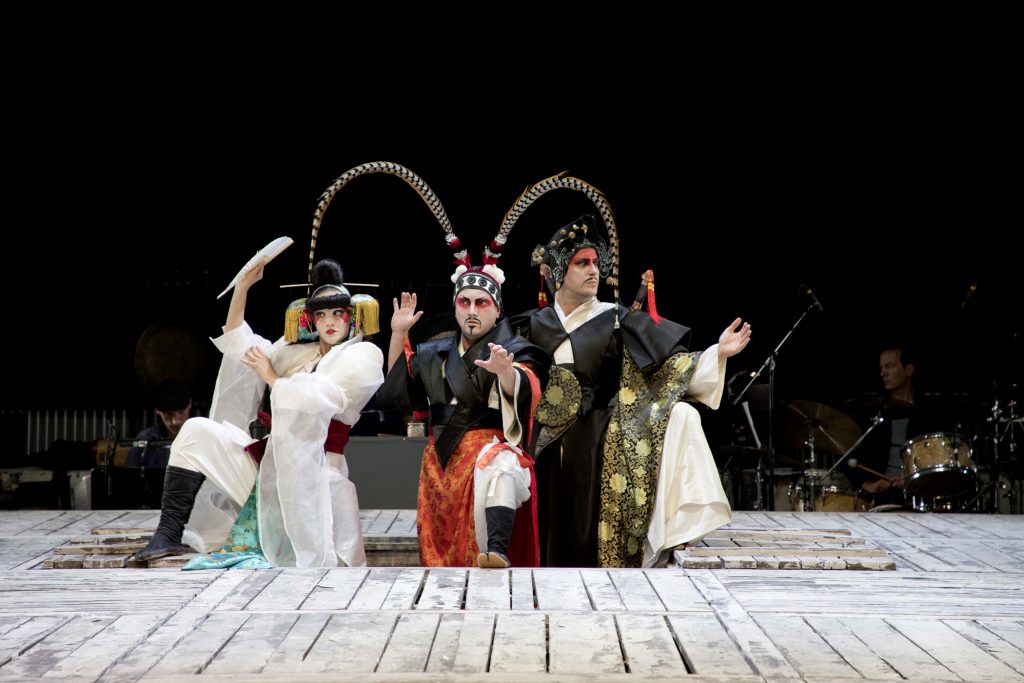 Fotos aus »Der gute Mensch von Sezuan«; Blanka Mészáros, István Dankó, Béla Mészáros (Götter); Foto Sebastian Bühler