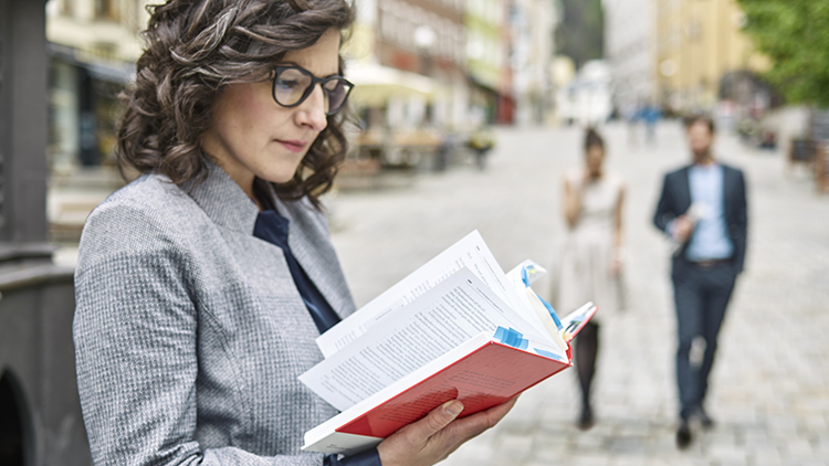 Frau, Straße, Buch, lesen, Lektüre, draußen, im Freien, Fußgänger, Passanten, Fußgängerzone, Brille