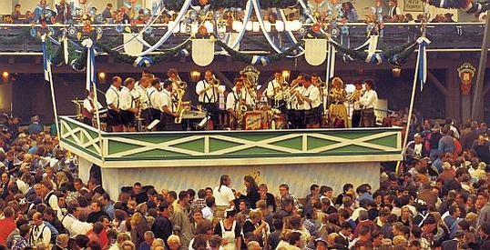 Rund sechs Millionen Besucher pilgern jährlich zum Oktobefest. Rund sechs Millionen Besucher pilgern jährlich zum Oktobefest.