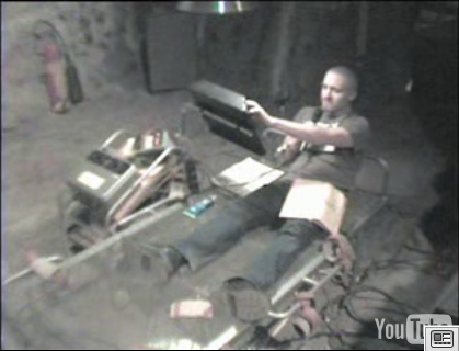 Momentum: Eisenbett und Spieler in R-One, aus der Sicht der WebCam