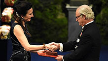 May-Britt Moser receiving her Nobel Prize from His Majesty King Carl XVI Gustaf of Sweden. Copyright © Nobel Media AB 2014. Photo: Niklas Elmehed