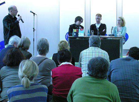 es lasen melanie arns, gregor guth und marie t. martin
