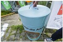 Die Unterschriften werden in der Zeitkapsel gesammelt