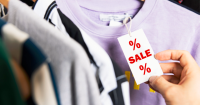 T-Shirt mit Sale-Schild T-Shirt mit Sale-Schild