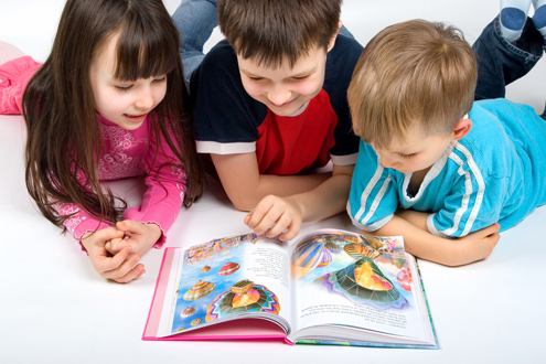 Kinder beim Lesen