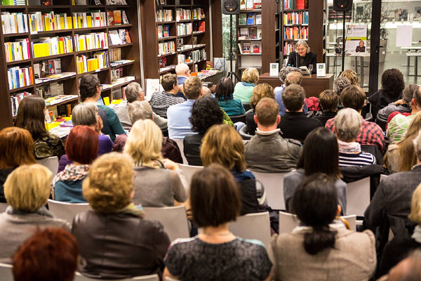 Buchpräsentation mit Erich Hackl in der Buchhandlung Studia, Innsbruck 2014. Foto: Patrick Steiner