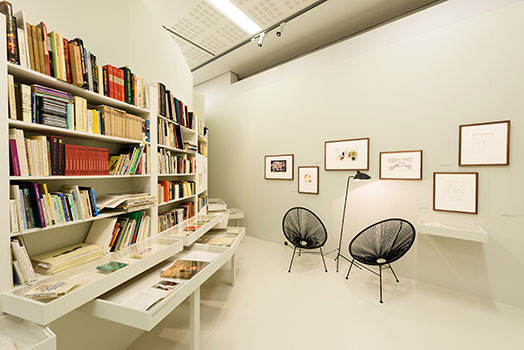 Blick in die Ausstellungsräumlichkeiten (© Wolfgang Lackner); Umschlag des Ausstellungskatalogs