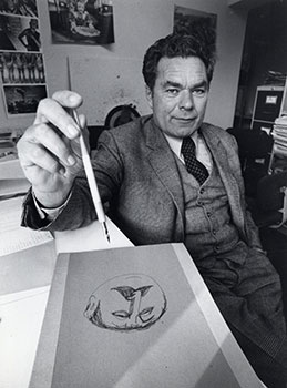 Paul Flora im Atelier (links) und 1966 inmitten der Karikaturisten Manfred Schmidt, Loriot, Reiner Zimnik, Ernst Hürlimann und E. M. Lang (beide © TLM)