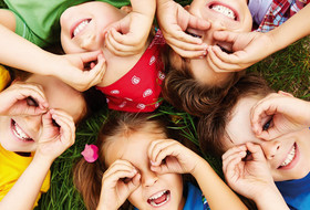 Kinder liegen im Gras