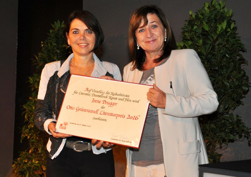Irene Prugger (l.) nimmt die Glückwünsche von Frau Landesrätin Beate Palfrader entgegen.