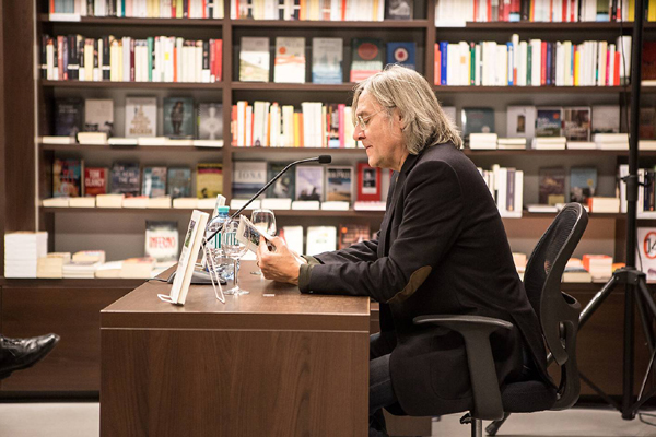 Erich Hackl liest aus seiner Erzählung „Dieses Buch gehört meiner Mutter“ in der Buchhandlung Studia, Innsbruck 2013. Foto: Patrick Steiner
