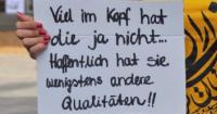 Frau hält Plakat mit Hatespeech Frau hält Plakat mit Hatespeech