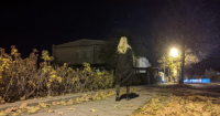 Junge Frau auf einsamer Straße bei Nacht Junge Frau auf einsamer Straße bei Nacht